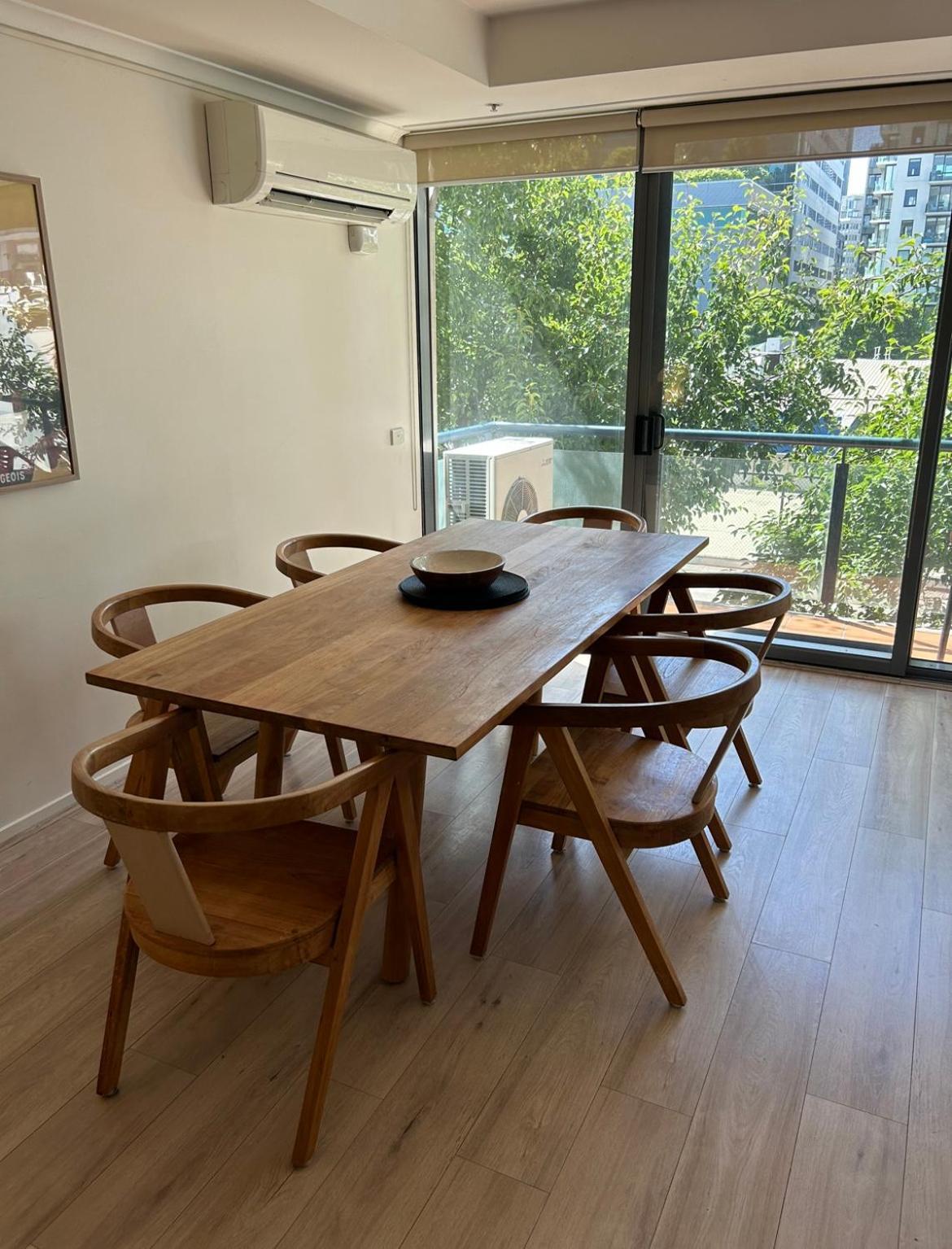 Spacious Minutes From The Cbd *